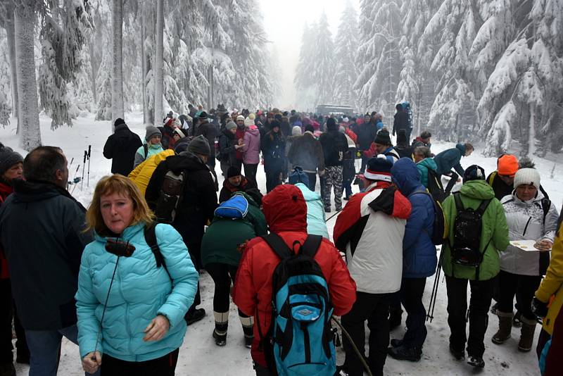 Čím výše účastníci stoupali, tím bylo okolí krásnější, v lese bylo téměř 50 centimetrů sněhu.Na Pražáku na příchozí čekaly medaile, červené razítko, pečení buřtíků a teplé alkoholické i nealkoholické nápoje.