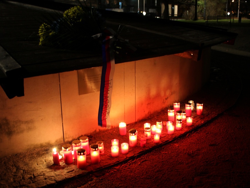 Příbramští patrioté zapálili svíčku na náměstí 17. listopadu - Benešovský  deník