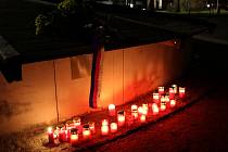 KYTICE se stuhou a zapálené svíčky u kašny se sousoším zvěrokruhu na náměstí 17. listopadu jako symbol vzpomínky na událostí před 27 lety. 