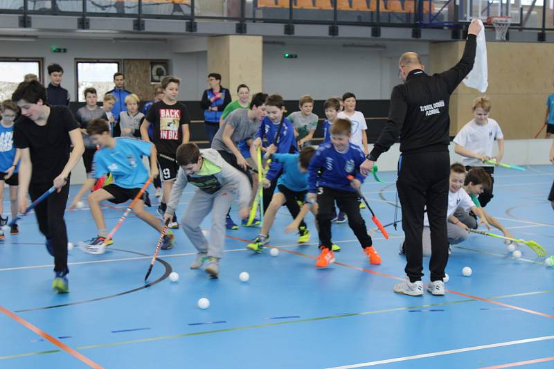 Pásku k nové hrací ploše stříhali společně zástupci města a sportovních spolků, architekt projektu, lidé ze zhotovitelské firmy a zástupci dobříšské společnosti Dokas.