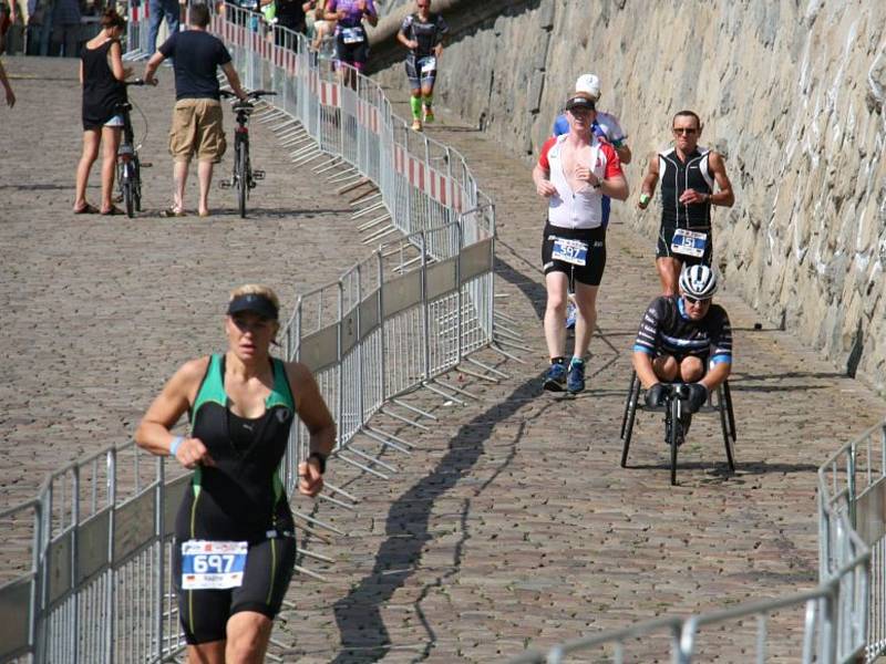 Handicapovaný sportovec Jan Tománek na pražském triatlonu.