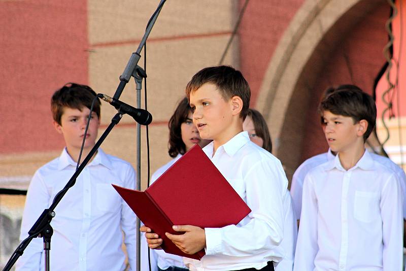 Z Festivalu hudby na zámku Dobříš.