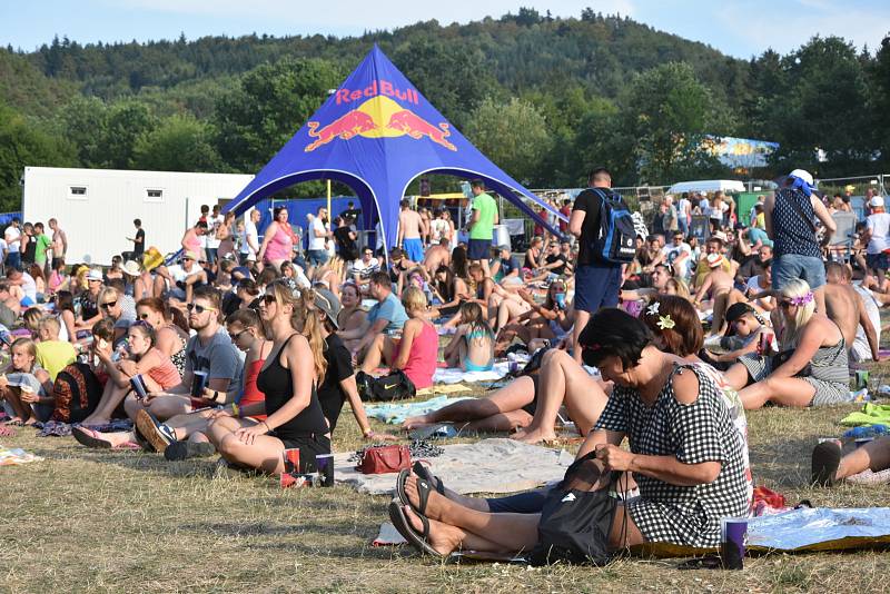 Letní festival v příjemném prostředí, přímo na pláži, byl v tropickém počasí volbou několika tisíců návštěvníků. Foto: Ondřej Navrátil