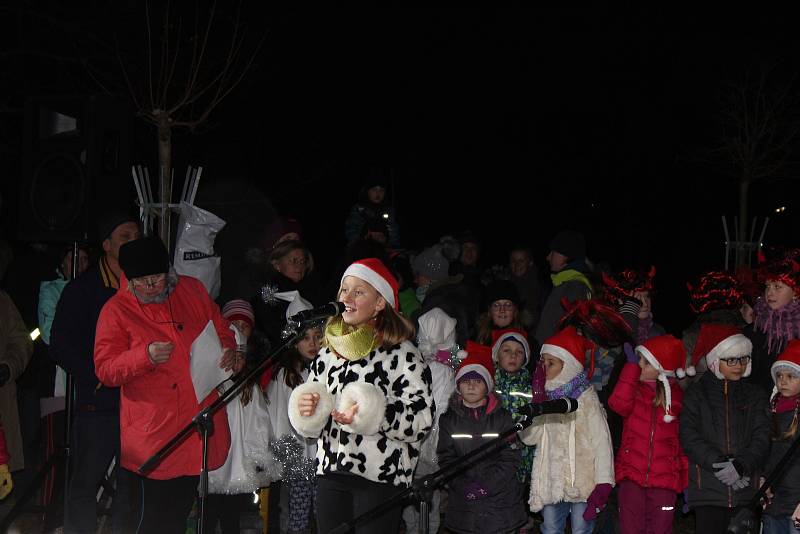 Rozsvěcení stromečku o prvním adventním svátku si užily děti ze Základní školy a mateřské školy Stará Huť, zpívaly a tančily v maskách a potom si společně s menšími dětmi stromek ozdobily.