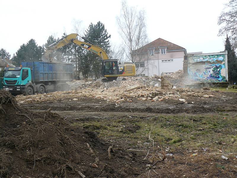 Demolice kina v Dobříši odstartovala v první polovině března roku 2021. Podívejte se na historické fotky kina, jeho chátrání i bourání.