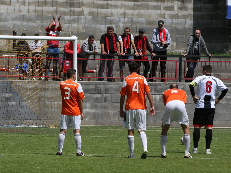 Fotbalisté Spartaku Příbram na domácím hřišti v posledním kole sezony zvítězili nad Všenory 2:0 a slaví postup do krajského přeboru.