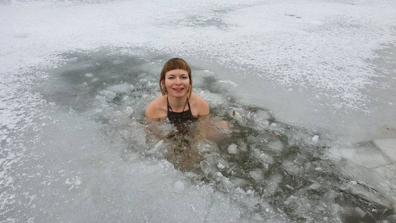 Luisa Püschelová tráví v ledové vodě každý den a i maluje v ní.