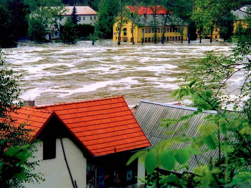 Povodně 2002 v obci Solenice a na přehradě Orlík.