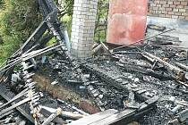 Oheň zcela zničil chatu u Sedlčan.