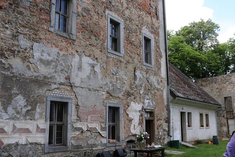 Z prohlídky zámku v Rožmitále pod Třemšínem při zahájení turistické sezony.