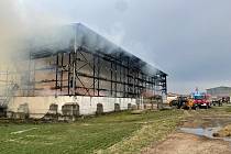 Hasiči zasahovali u požáru velkokapacitního seníku v Bubovicích na Příbramsko.