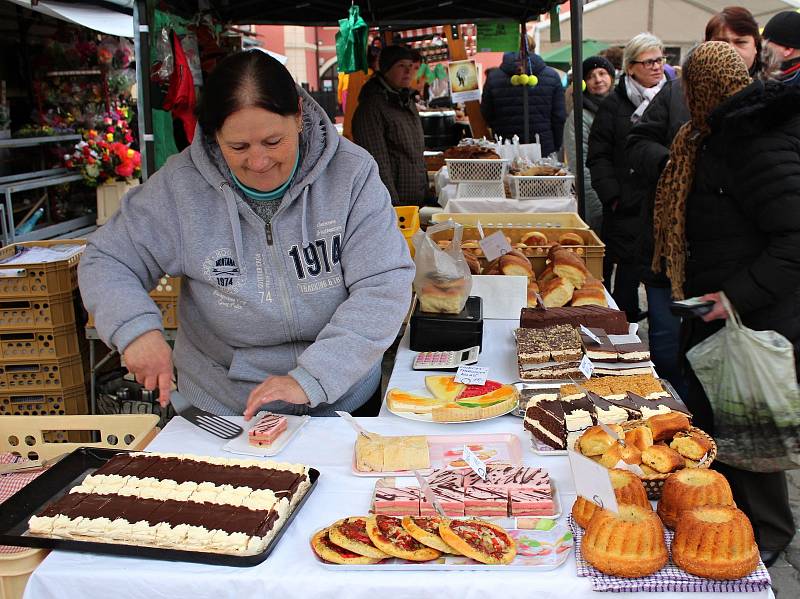 K nákupům zeleniny, ovoce, medu, adventní výzdoby a horkých nápojů návštěvníkům zahrál koledy Pokleslý orchestr lidových umění Dobříš.