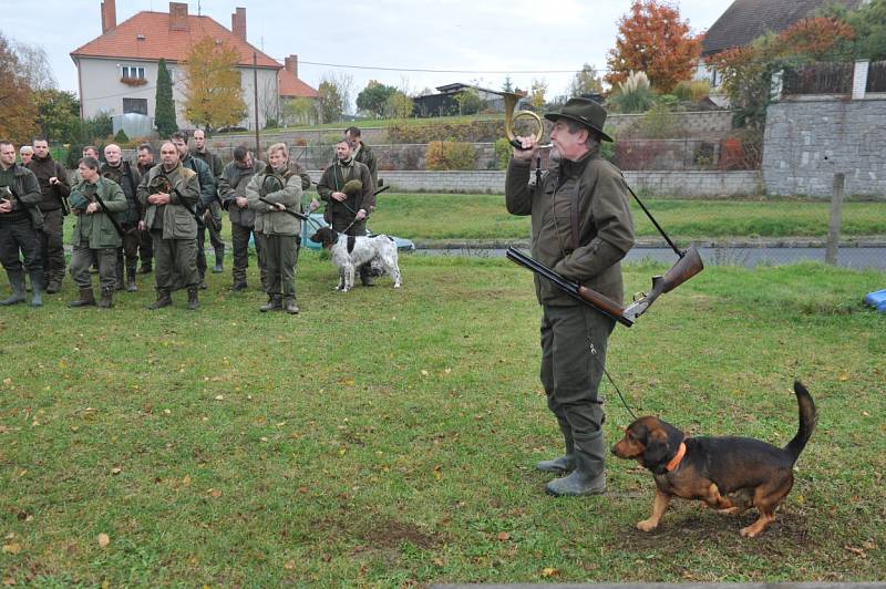 Tradiční hon na bažanty uspořádali na sklonku října myslivci z Mysliveckého sdružení (MS) Svatý Jan. 