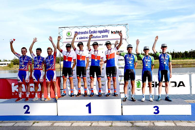 ÚSPĚŠNÉ VYSTOUPENÍ mají za sebou cyklisté z Mladé Boleslavi a Příbrami. Na časovkářském MČR v Račicích získali dohromady čtyři medaile.