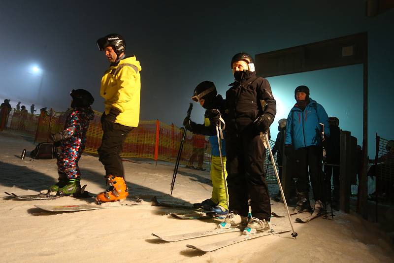 Z večerního lyžování ve skiareálu Monínec.
