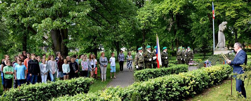 U příležitosti 73. výročí osvobození Československa se uskutečnilo ve středu 9. května na náměstí 1. máje v Jincích pietní shromáždění armády a obyvatel Jinec.