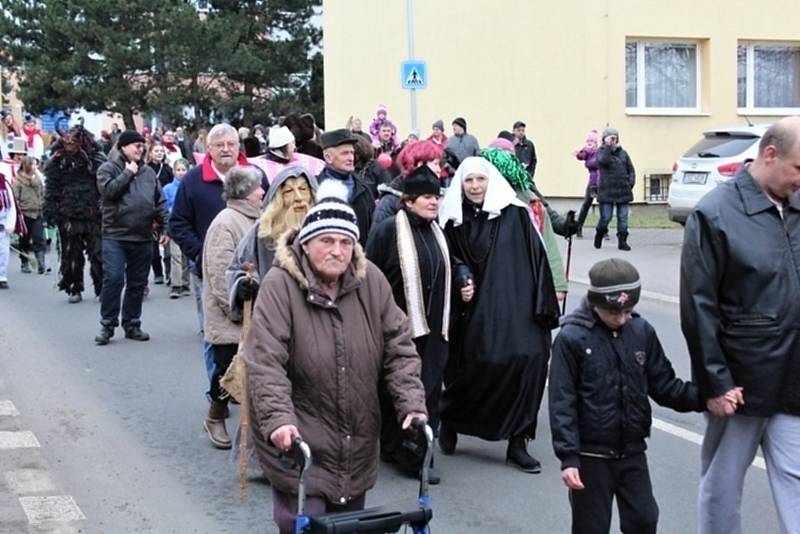 Sobotní masopustní průvod zahájil v Březnici čtyřicetidenní půst.