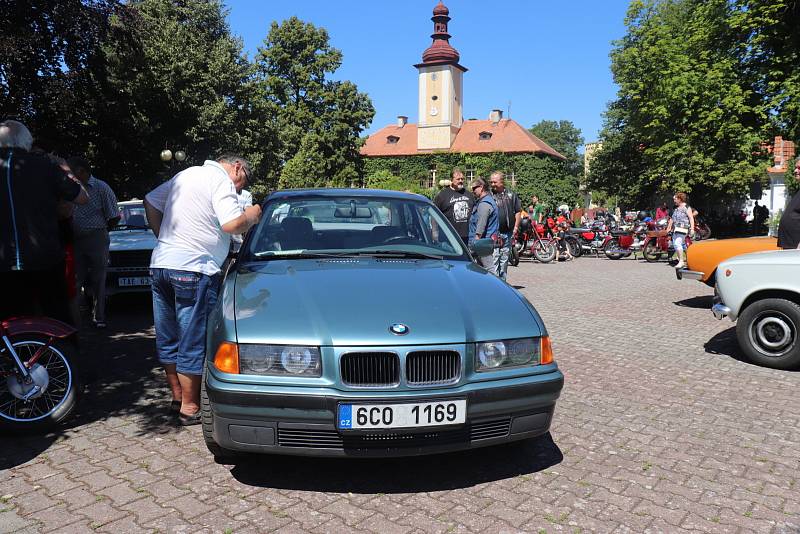 Po tříleté pauze se do Petrovic vrátili účastníci závodu motoveteránů Chotovinské zatáčky.