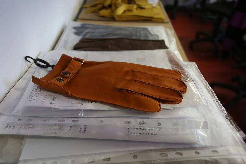 Ruční výroba kožených rukavic ve firmě Bohemia Gloves v Dobříši.