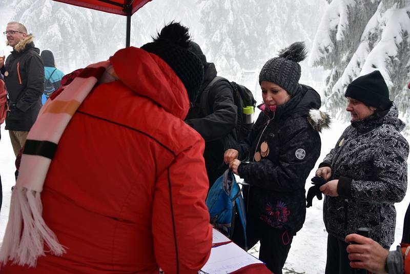 Čím výše účastníci stoupali, tím bylo okolí krásnější, v lese bylo téměř 50 centimetrů sněhu.Na Pražáku na příchozí čekaly medaile, červené razítko, pečení buřtíků a teplé alkoholické i nealkoholické nápoje.