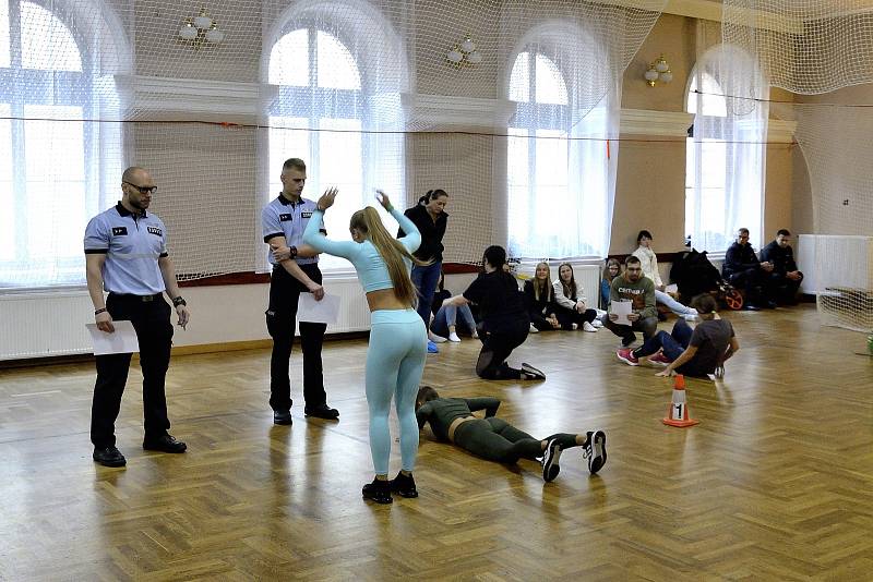 Z projektu Přes bariéry s policií v Příbrami. Fyzické testy dělali studenti střední zdravotnické školy.