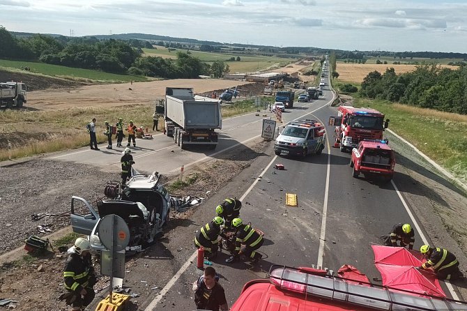 K tragické dopravní nehodě došlo v úterý ráno u obce Vrančice na Příbramsku. Střet osobního a nákladního vozu jeden z řidičů nepřežil.