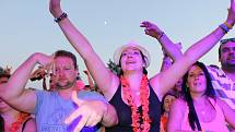 Letní festival v příjemném prostředí, přímo na pláži, byl v tropickém počasí volbou několika tisíců návštěvníků.