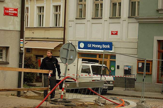 Policisté museli v Příbrami evakuovat banku, ve které byla nahlášena bomba.