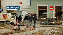 Policisté museli v Příbrami evakuovat banku, ve které byla nahlášena bomba.