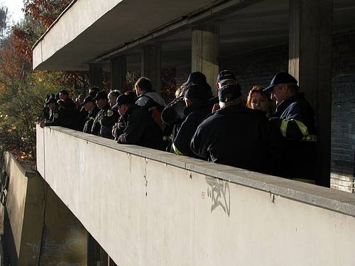 Hasiči, zdravotníci i policisté nacvičovali v dopoledních hodinách na Finančním úřadě v Příbrami zásah při zneškodňování bomby