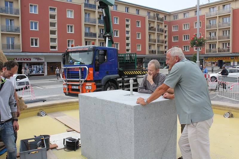 Instalace restaurovaného sousoší do kašny na náměstí 17. listopadu.