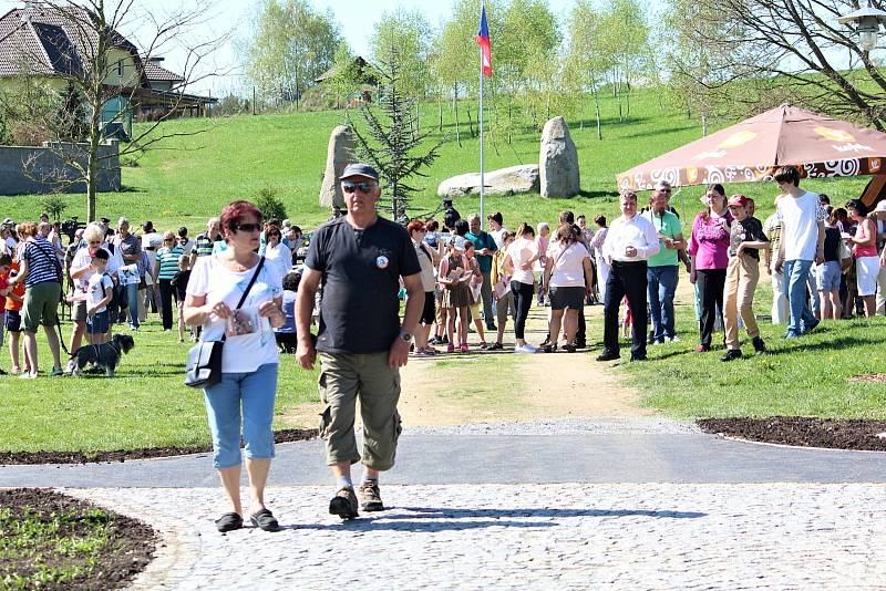 Na Sedlčansku si o víkendu připomněli osobnost prvního velitele československé bombardovací peruti ve Velké Británii za 2. světové války generála Karla Mareše i posádku sestřeleného amerického bombardéru.