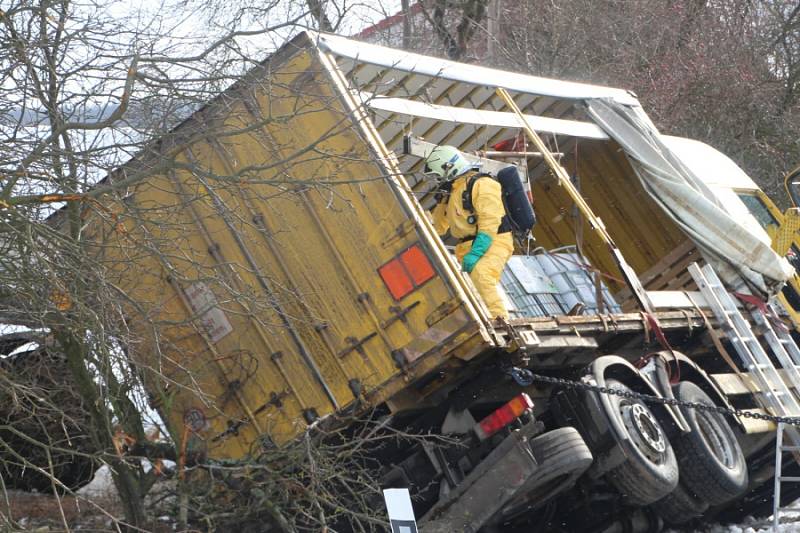 Havárie nákladního auta s nebezpečnými látkami.