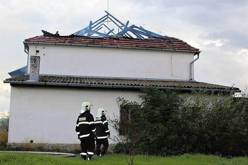 Požár budovy bývalého zemědělského statku v Ouběnicích. Podnikalo v nich několik firem. Foto: Markéta Lišková