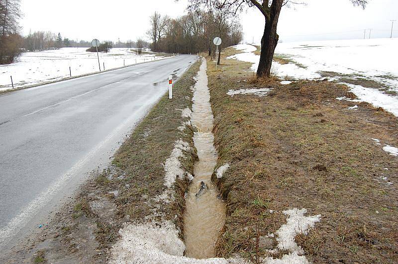 Strouhy u silnic jsou také plné vody.