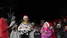 Rozsvěcení stromečku o prvním adventním svátku si užily děti ze Základní školy a mateřské školy Stará Huť, zpívaly a tančily v maskách a potom si společně s menšími dětmi stromek ozdobily.