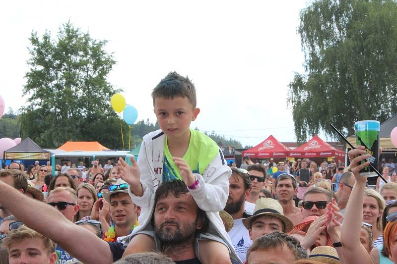 Letní festival v příjemném prostředí, přímo na pláži, byl v tropickém počasí volbou několika tisíců návštěvníků.