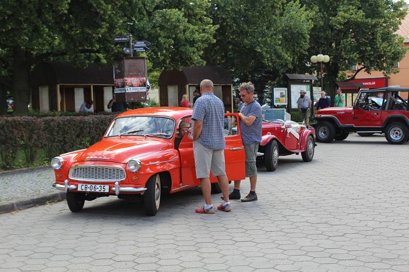 V Petrovicích u Sedlčan si dali už potřetí dostaveníčko milovníci historických vozidel.