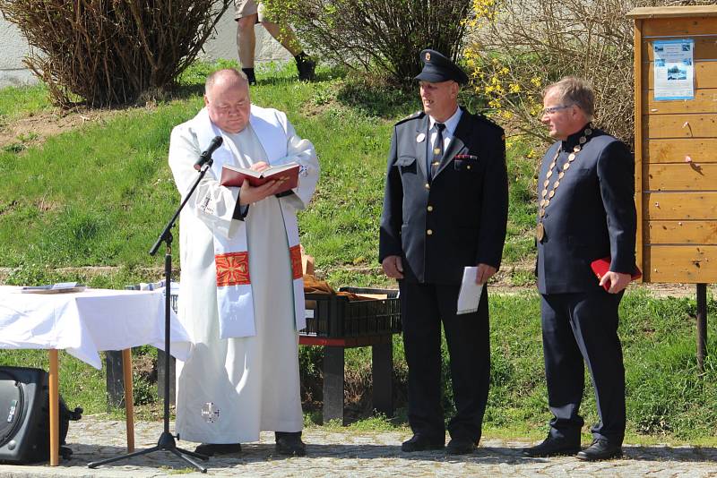 Hasiči v Kamýku nad Vltavou slavnostně křtili nový zásahový vůz.