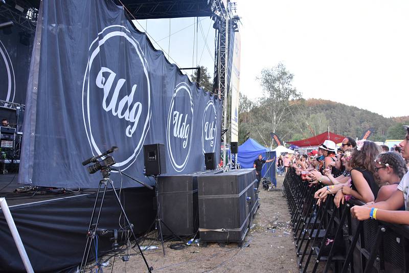 Letní festival v příjemném prostředí, přímo na pláži, byl v tropickém počasí volbou několika tisíců návštěvníků.