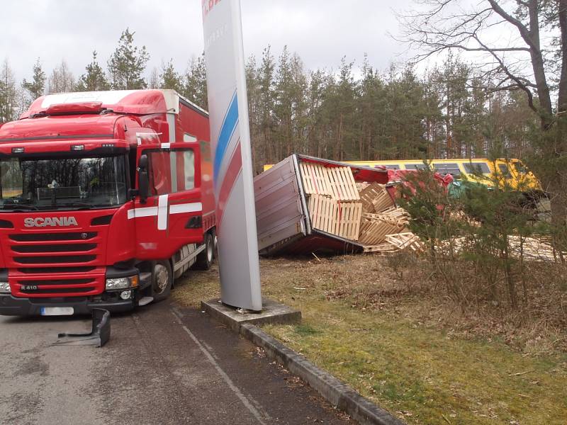 Čtyři zranění po střetu osobního vlaku a kamionu na Příbramsku.