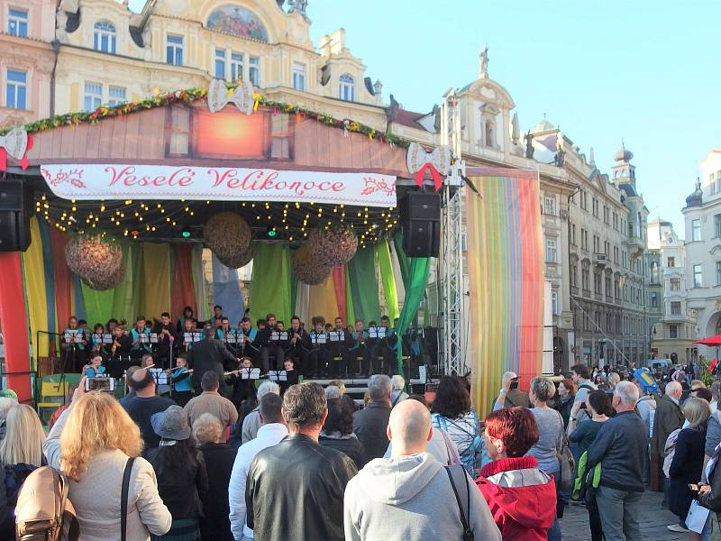 Dechový orchestr mladých rožmitálské základní umělecké školy vystoupil na Staroměstském náměstí v Praze.