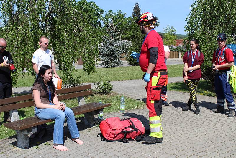 V sobotu v 6 hodin začínala druhá a závodní část, a to týmový závod na trase 21 kilometrů, na které na záchranáře čekalo deset situací, které bylo nutné řešit - ať už paraglajdista v drátech vysokého napětí, výbuch v továrně nebo auto v rybníce.