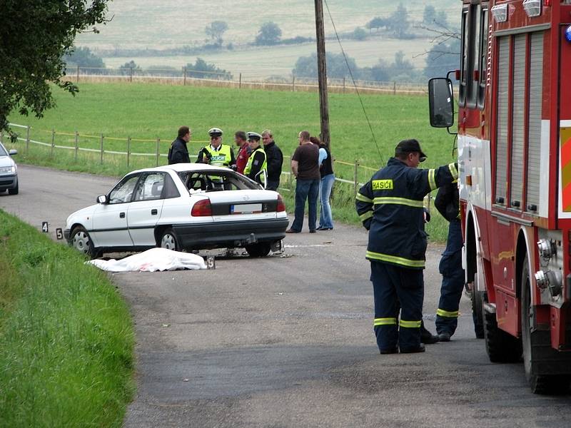 Při dopravní nehodě mezi obcemi Čím a Korkyně zemřela těhotná žena, sedmileté dítě transportoval vrtulník do Prahy