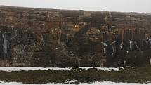 Na technické památce v srdci CHKO Brdy na dopadové ploše Jordán neznámý vandal posprejoval zeď.