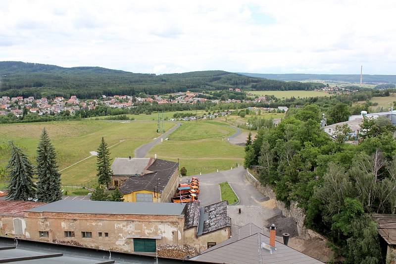 Prokopská pouť na Březových Horách v Příbrami, při které si zájemci mohli prohlédnout nový minerál Příbramit ve výstavní síni v areálu dolu Vojtěch. Pohled na Brdy z rozhledny dolu Vojtěch.