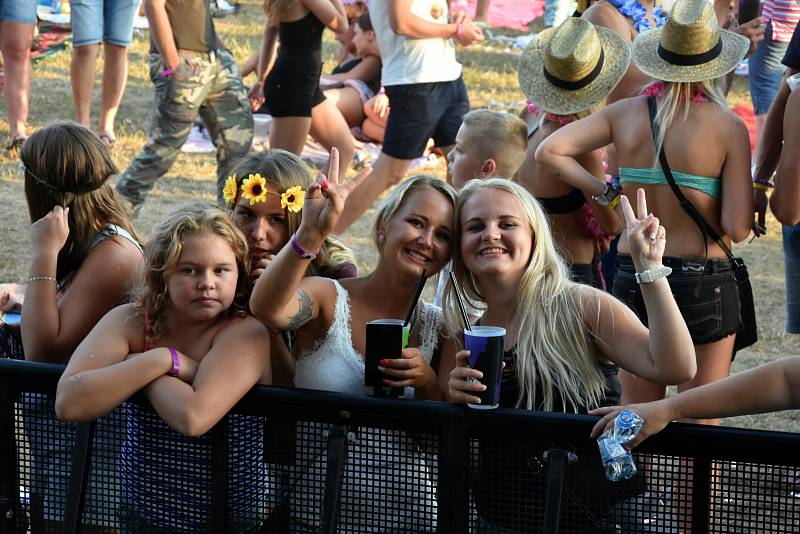 Letní festival v příjemném prostředí, přímo na pláži, byl v tropickém počasí volbou několika tisíců návštěvníků. Foto: Ondřej Navrátil