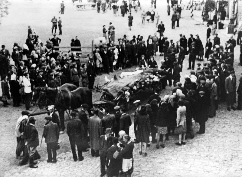 Odvážení ostatků padlých v květnu 1945. Snímek z příbramského náměstí Viktoria (T. G. Masaryka) před budovou báňského ředitelství.