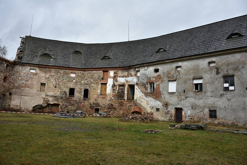 Zámek v Rožmitále pod Třemšínem. Rekonstrukce se uskutečňuje postupně a po kouscích.