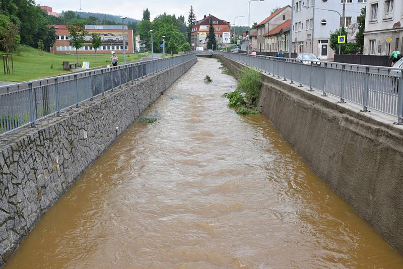 Stav na Příbramském potoce (nádrž Hořejší Obora) v 9 hodin 25. května.